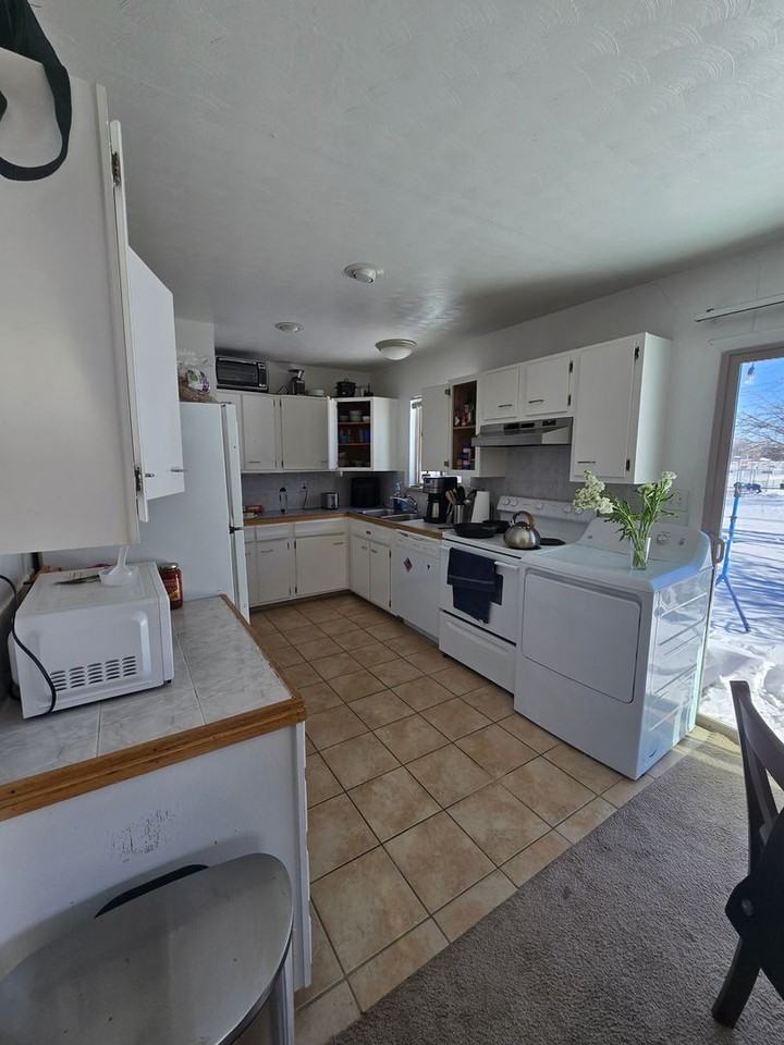 940 37th St - Photo 4 of 8