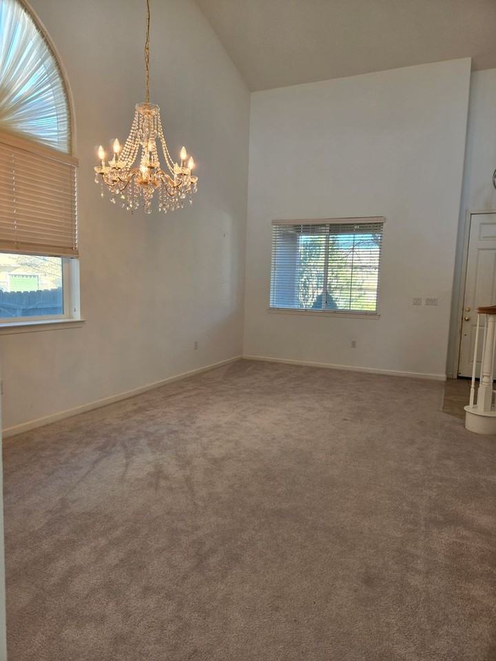 932 Lakeview Dr - Photo 2 of 18