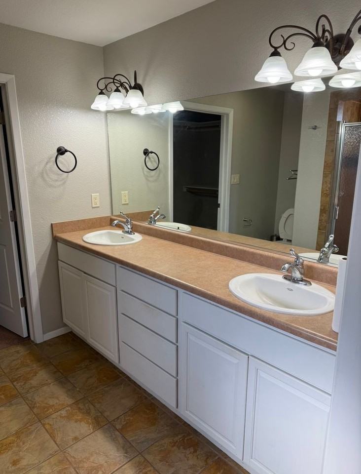 512 Los Pinos Circle - Photo 2 of 7