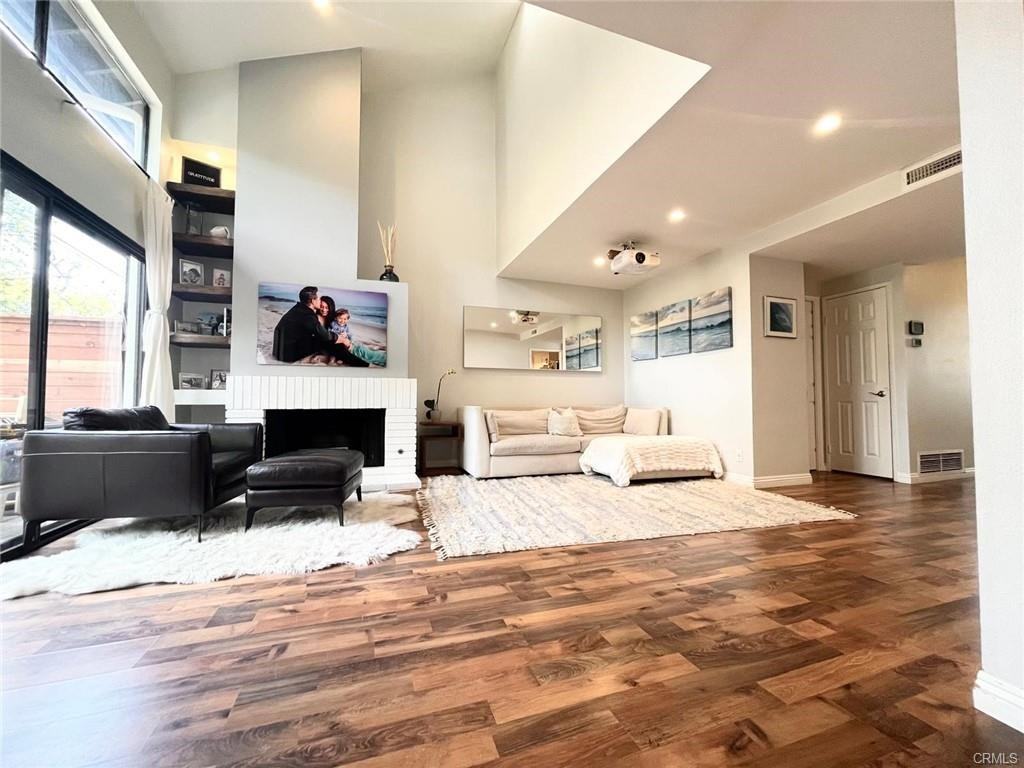 181 Admiral Way - Photo 2 of 7