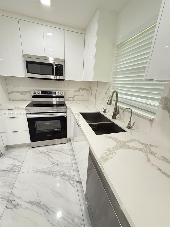5130 Sw 40th Ave #1B - Photo 2 of 8