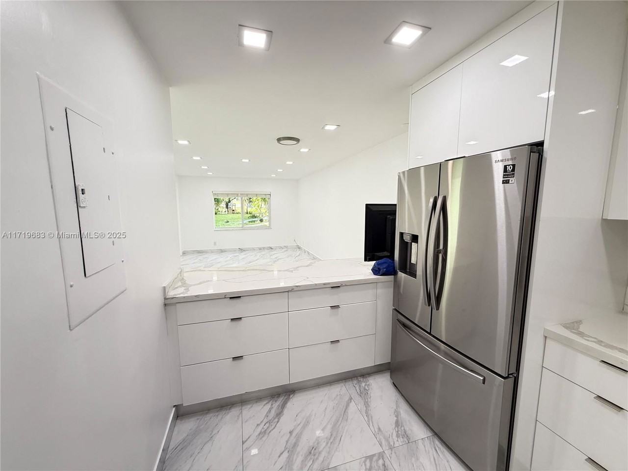 5130 Sw 40th Ave #1B - Photo 3 of 8