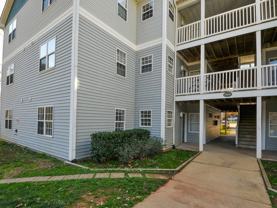 Private Room & Bathroom in Spacious 4 Bed 4 Bath Apartment near NCSU - Photo 1 of 1