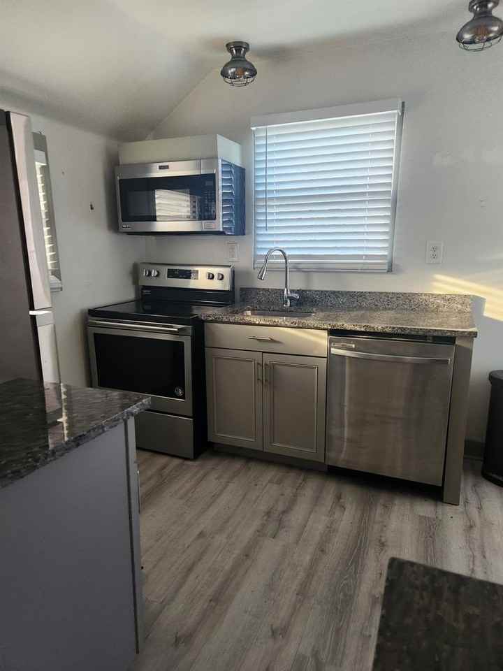 1217 E Poplar St - Photo 4 of 6