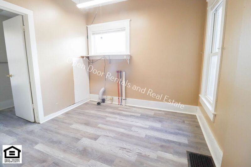 304 S Guilford St - Photo 7 of 17
