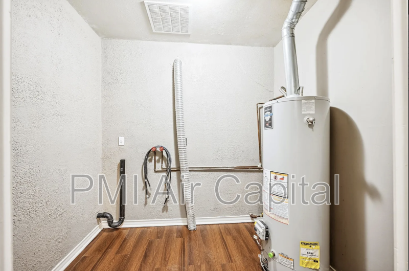 2325 S Hiram St - Photo 7 of 9