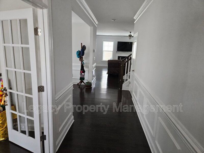 1009 Brockton Dr - Photo 4 of 35