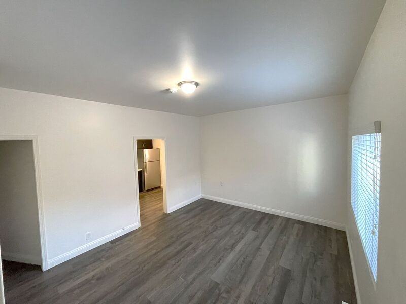 426 W 22nd St - Photo 2 of 8