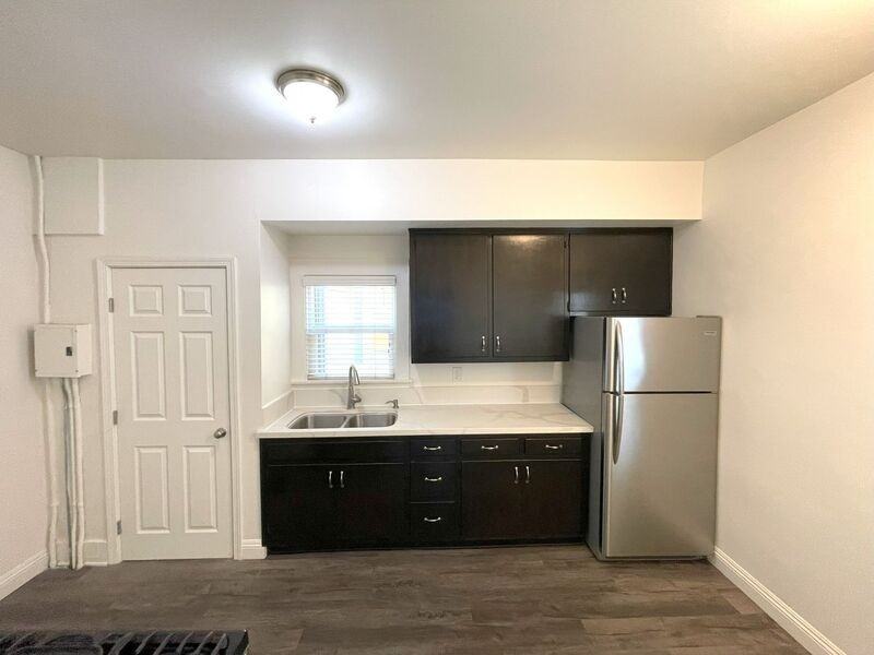 426 W 22nd St - Photo 4 of 8