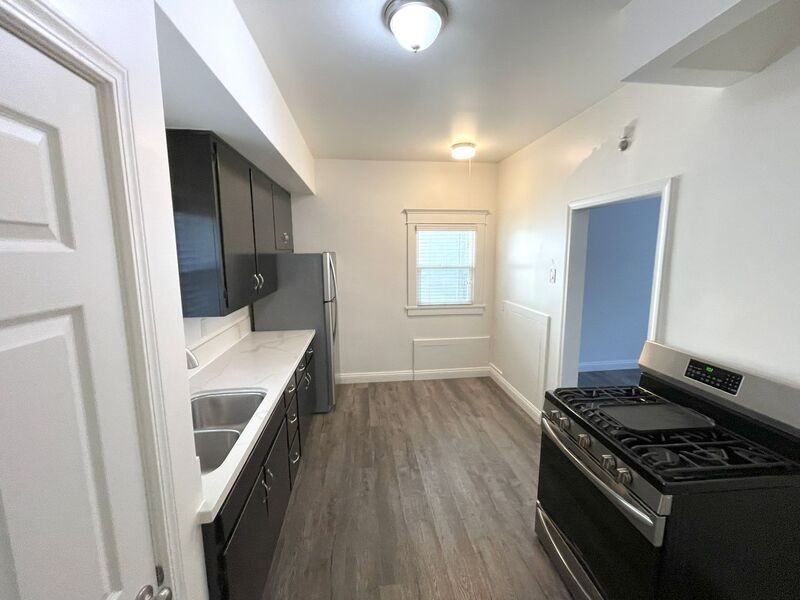 426 W 22nd St - Photo 5 of 8