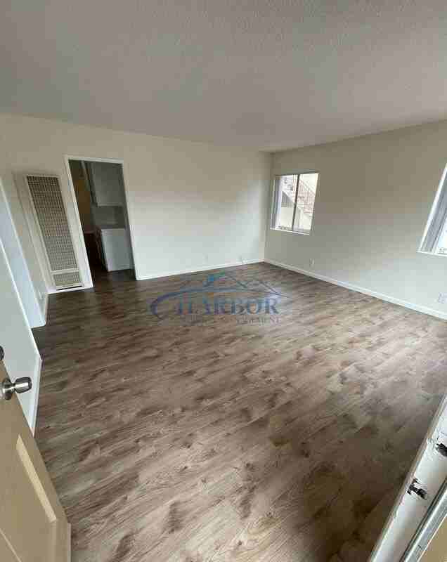 1158 W 22nd St #2 - Photo 3 of 14