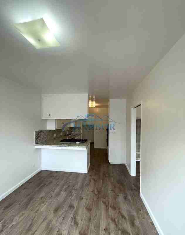 1158 W 22nd St #2 - Photo 5 of 14