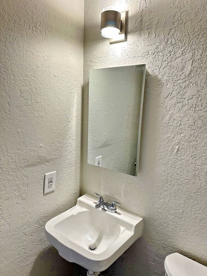 2104 Lead Ave Se - Photo 4 of 13