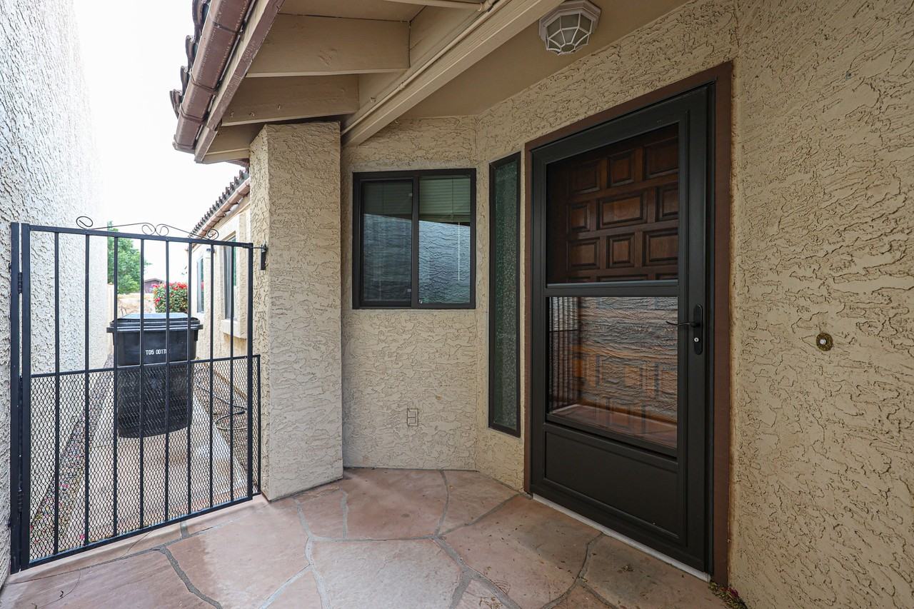 1621 E Vaughn St - Photo 4 of 38