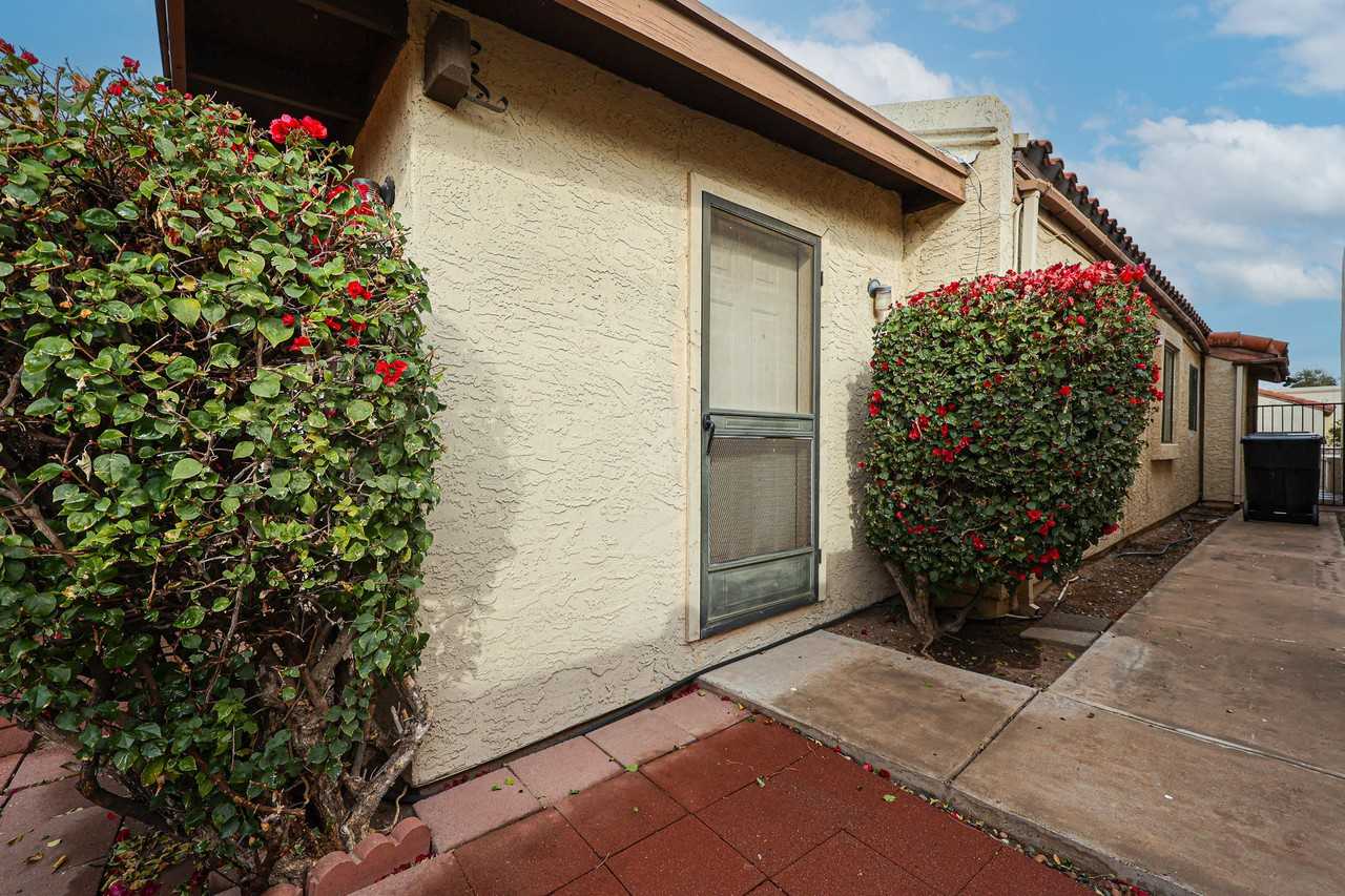 1621 E Vaughn St - Photo 5 of 38