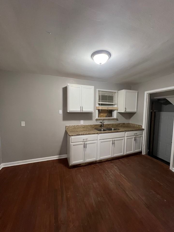 14903 Woodmont Ave - Photo 3 of 10