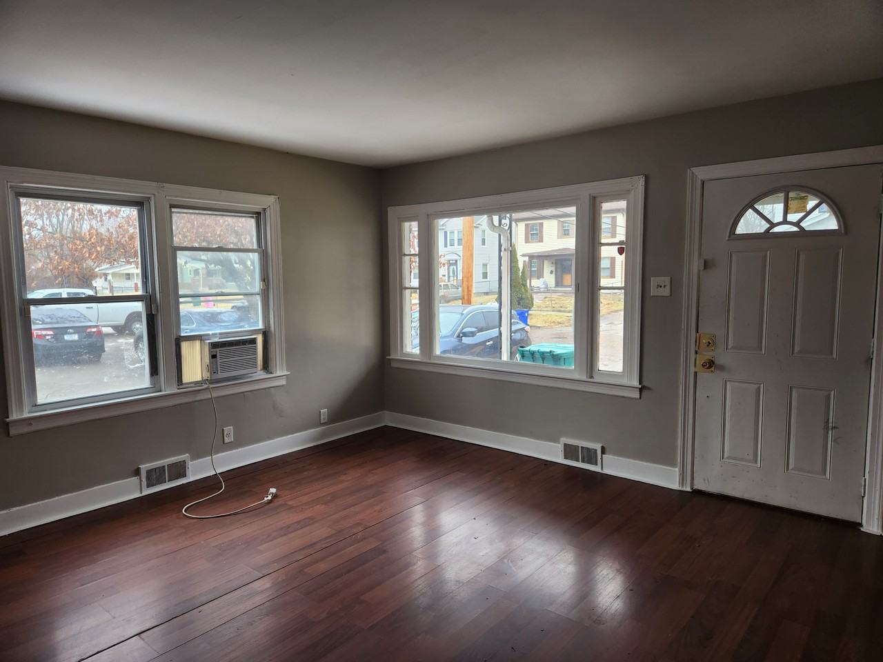 437 S Boyd St - Photo 2 of 8