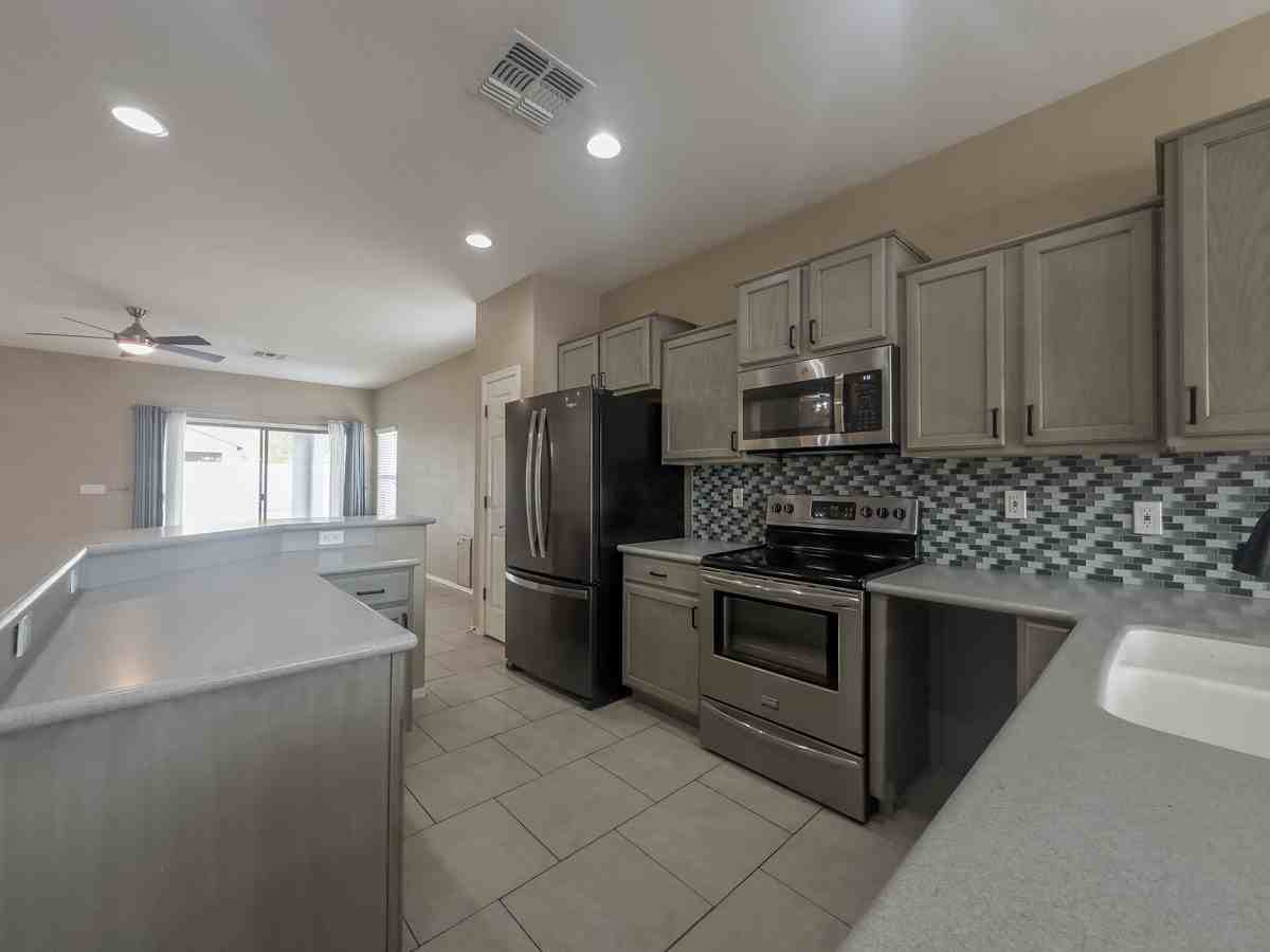 12822 W Modesto Dr - Photo 4 of 21