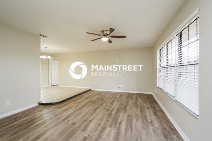 1418 Se 22nd St - Photo 3 of 16