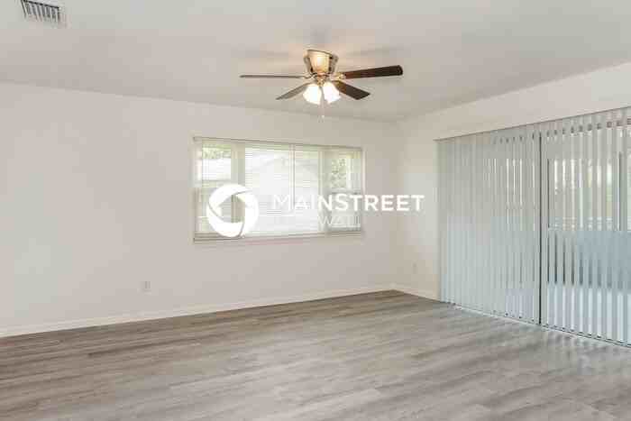 1136 Lynridge Ln Ne - Photo 3 of 16