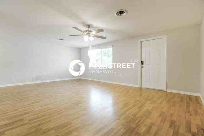 3433 Roslyn Rd - Photo 3 of 16