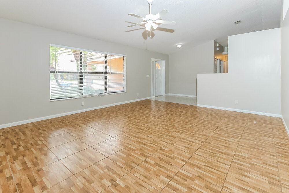 1815 Tulip Ln - Photo 3 of 14