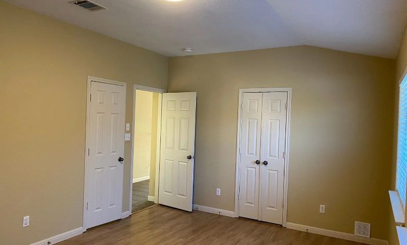 3108 Red Bud Ln - Photo 3 of 15