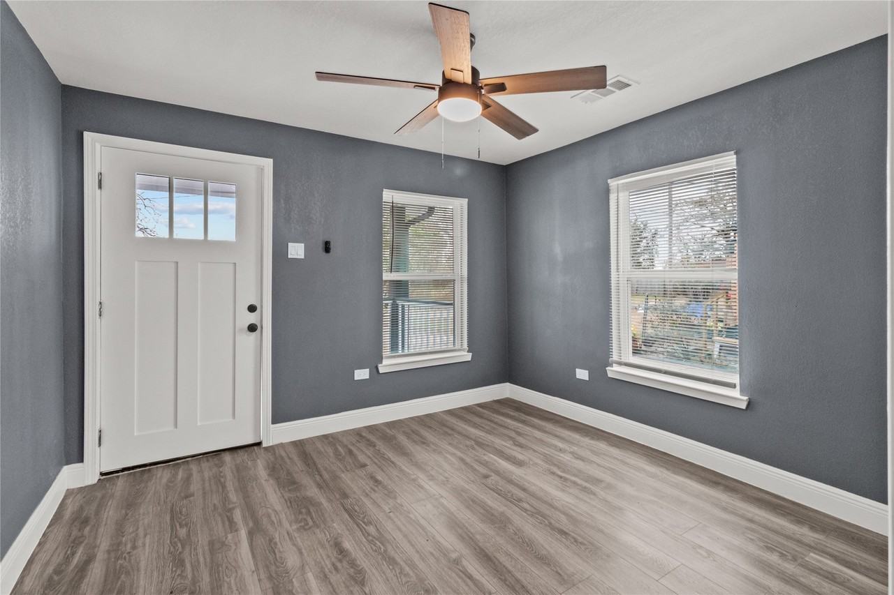 425 W Cedar St - Photo 3 of 10