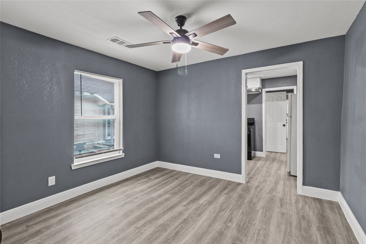 425 W Cedar St - Photo 4 of 10