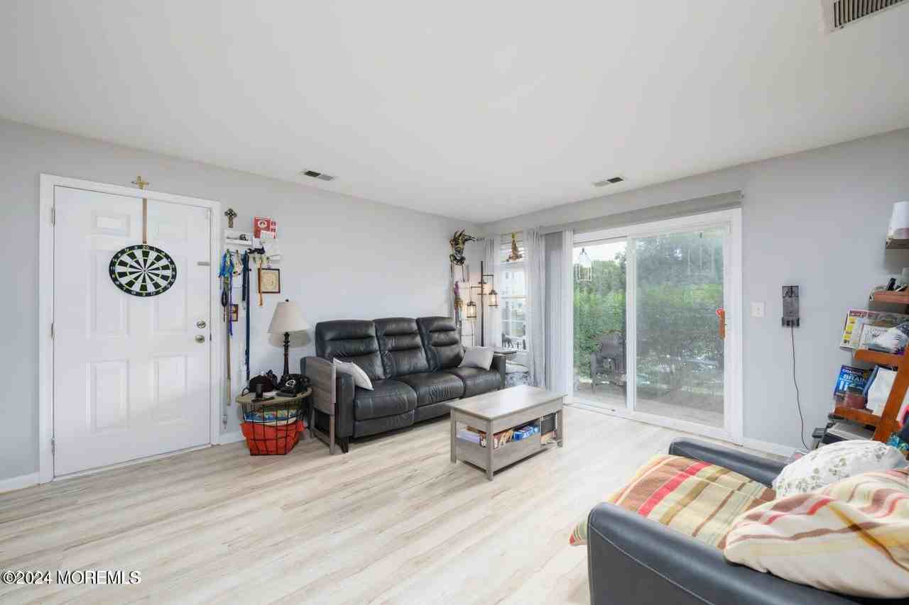 1 Jockey Ln - Photo 2 of 8