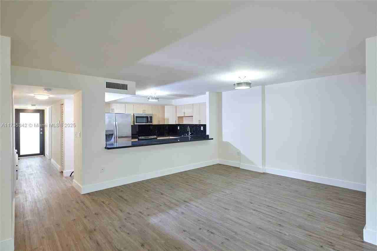 5845 Collins Ave - Photo 3 of 26