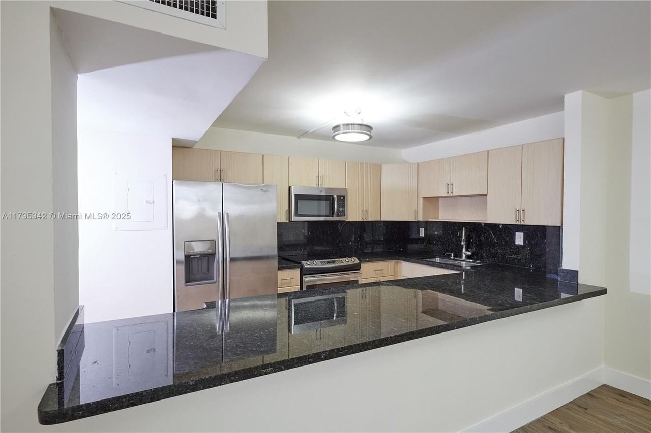 5845 Collins Ave - Photo 4 of 26