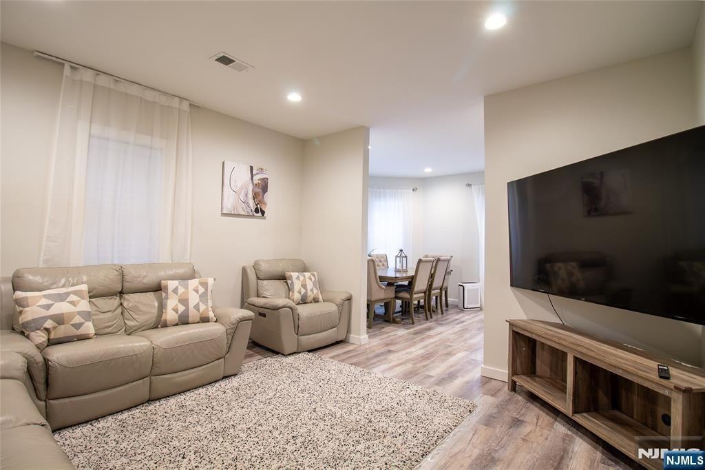 29 Niagara St - Photo 3 of 35