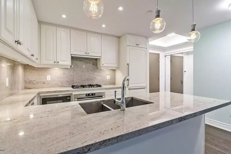 3500 Lakeshore Rd W #224