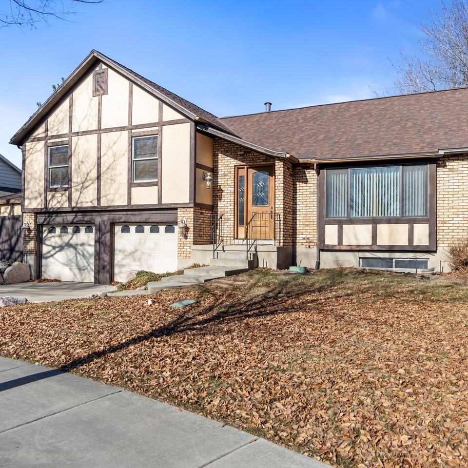 1072 W Fairhaven Cir - Photo 2 of 34