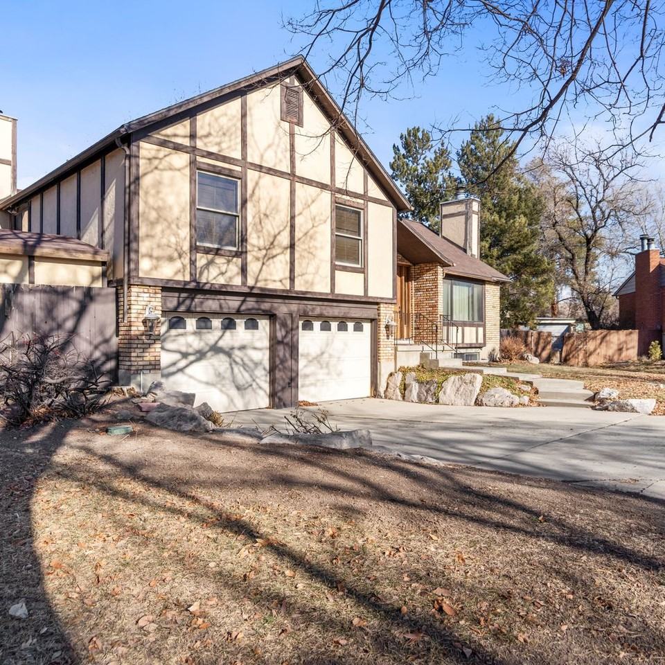 1072 W Fairhaven Cir - Photo 3 of 34