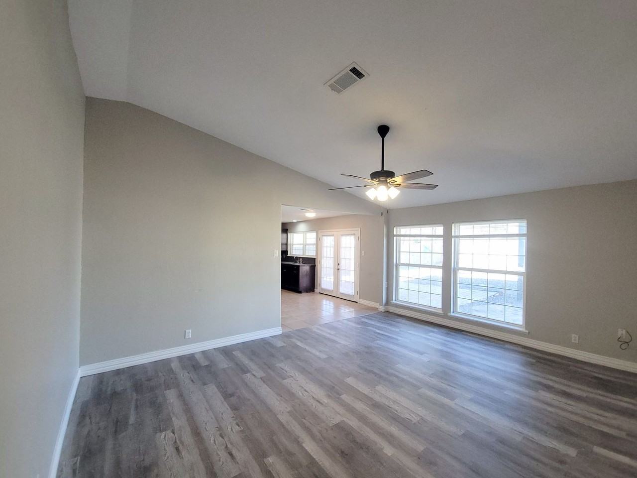309 Iowa St - Photo 4 of 22