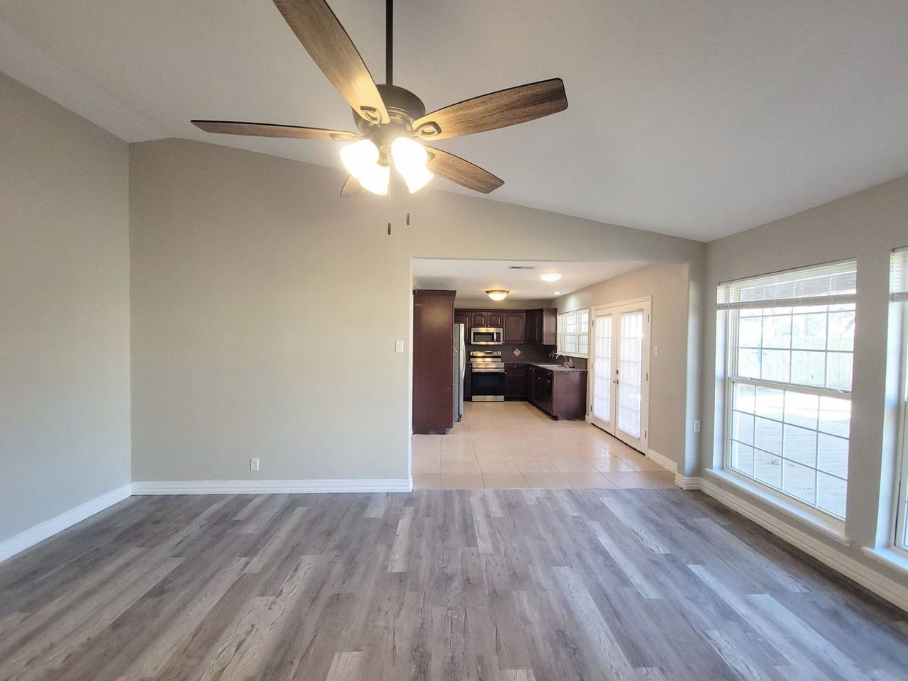 309 Iowa St - Photo 5 of 22