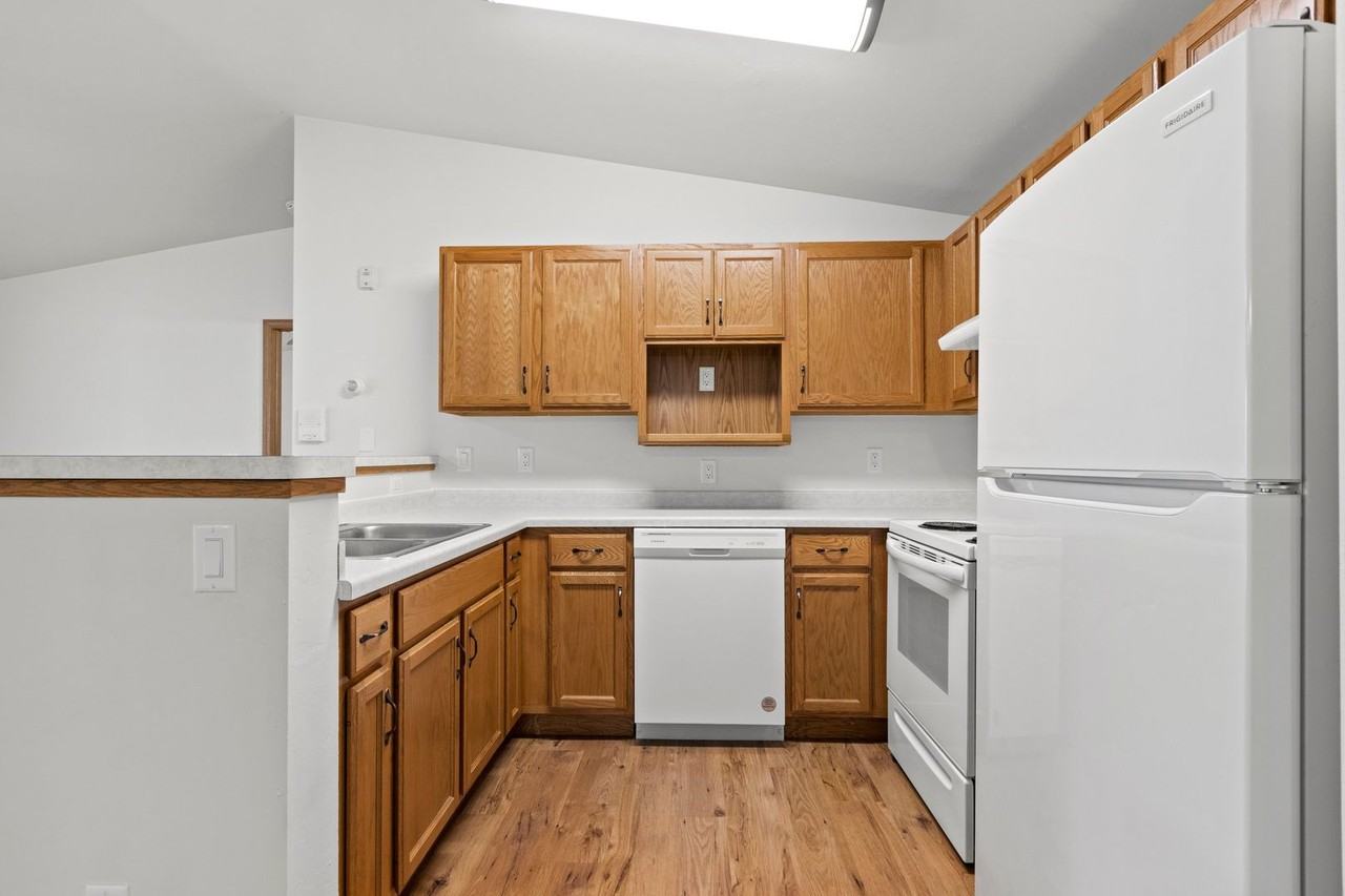 Redstone - Photo 7 of 46