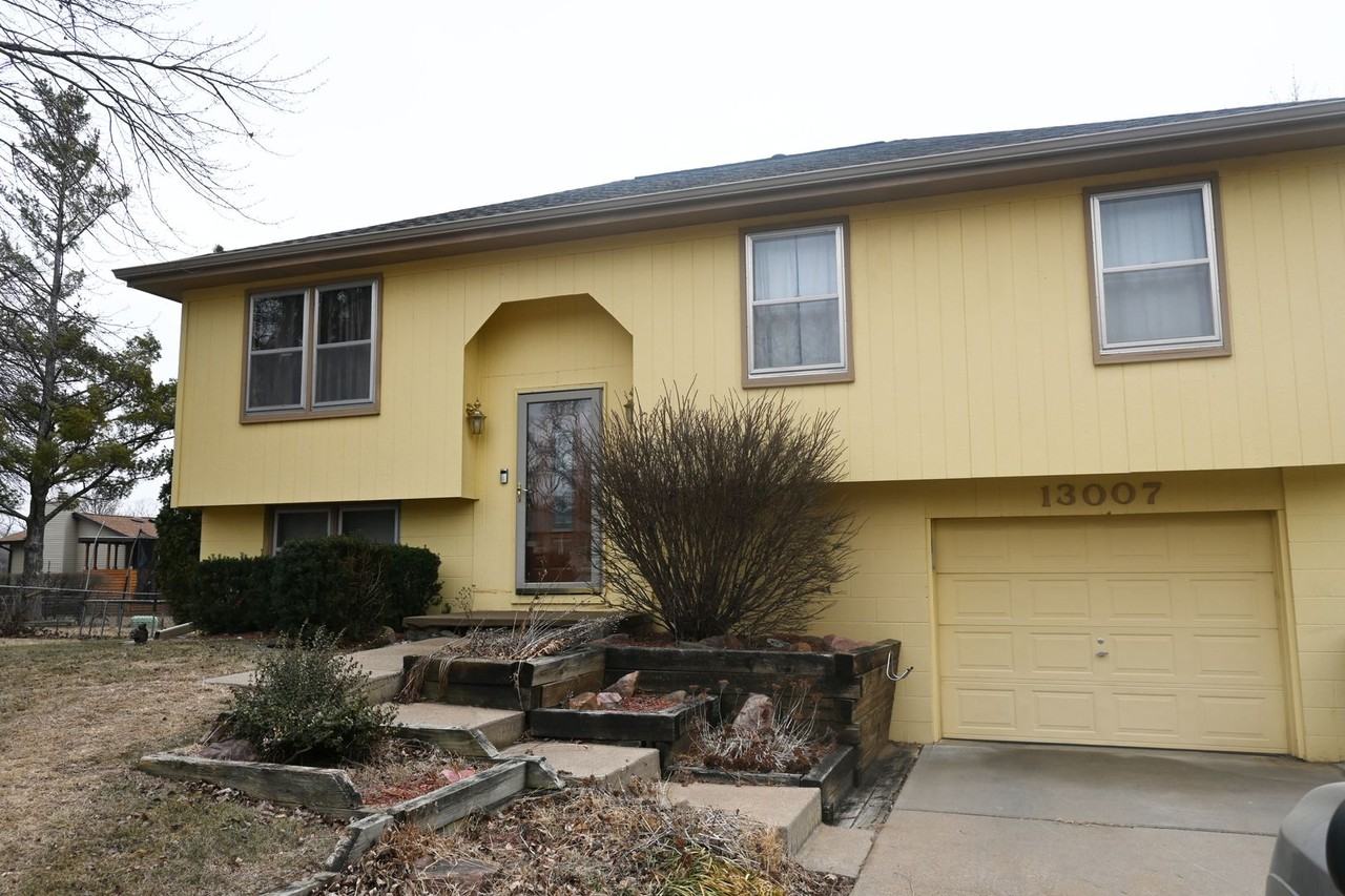 13007 Taylor Cir - Photo 2 of 44