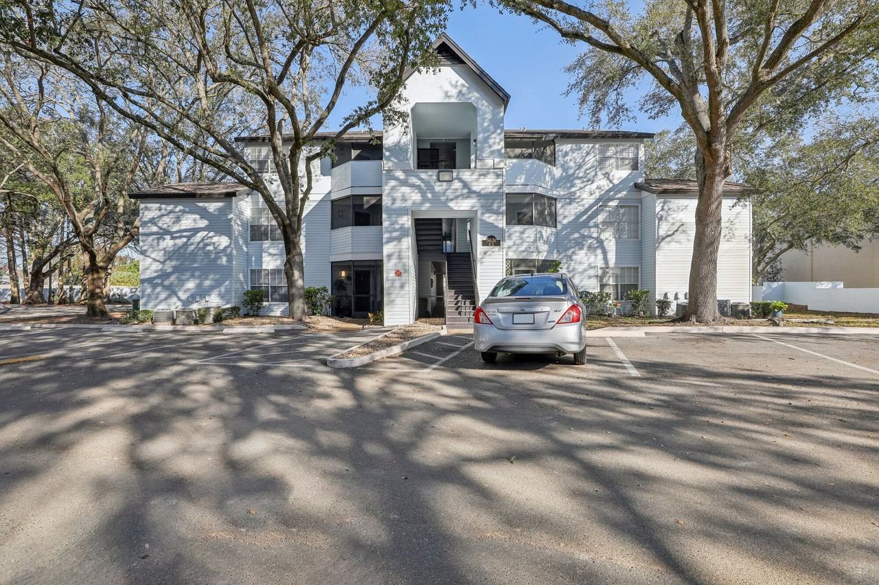 Polos - Photo 3 of 29