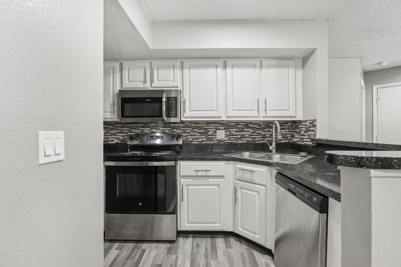 Polos - Photo 6 of 29