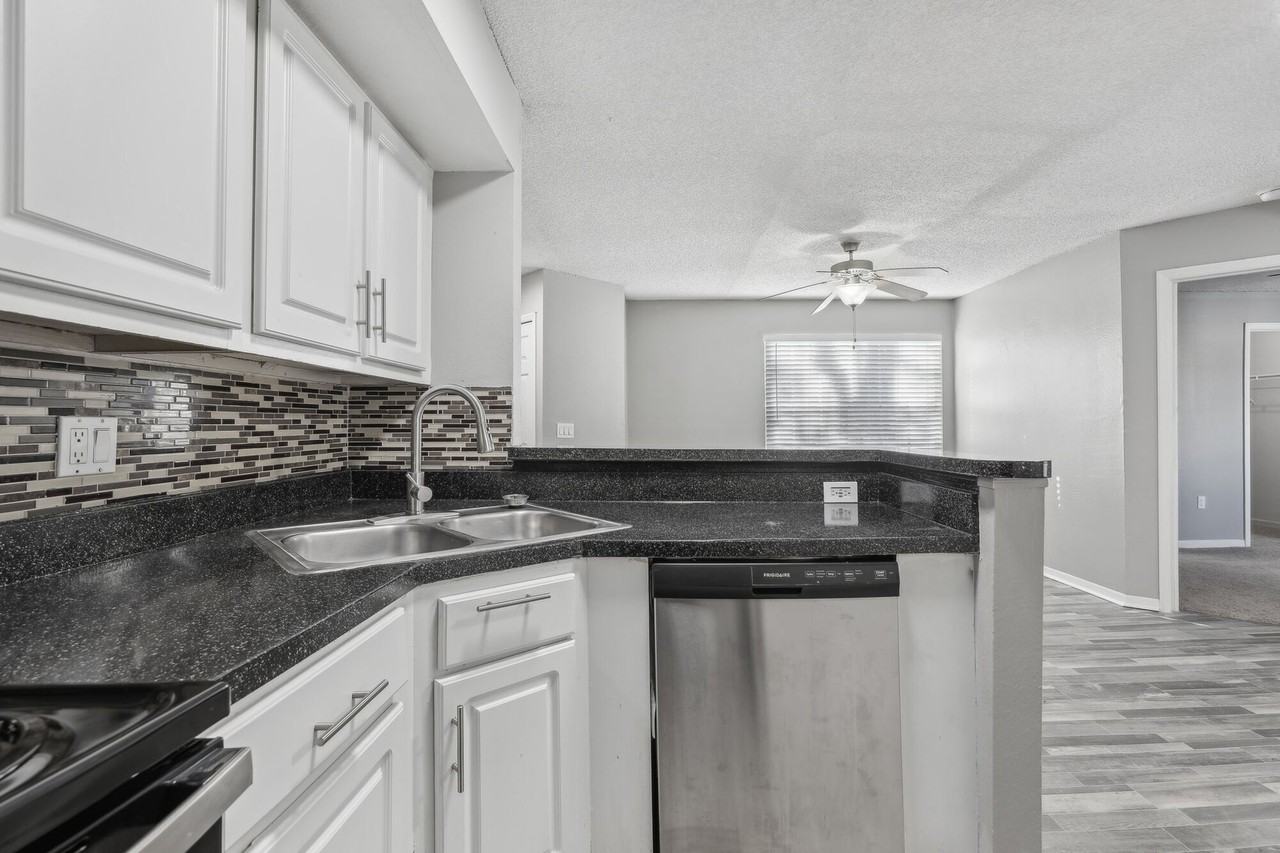 Polos - Photo 2 of 29