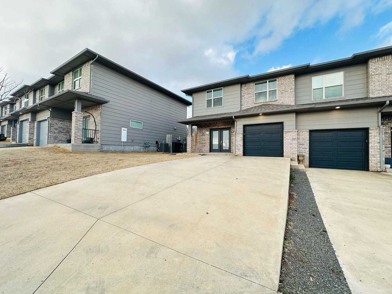 7907 Nw 135th Ter - Photo 2 of 48