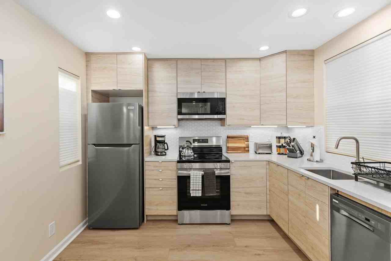 3043 Oliphant St - Photo 7 of 42