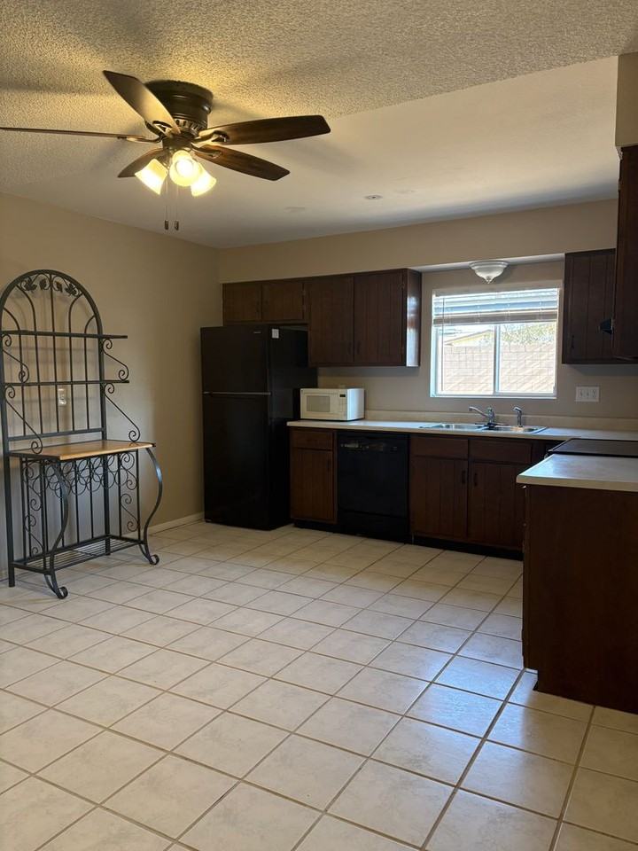 1918 E Magdalena Dr - Photo 3 of 20