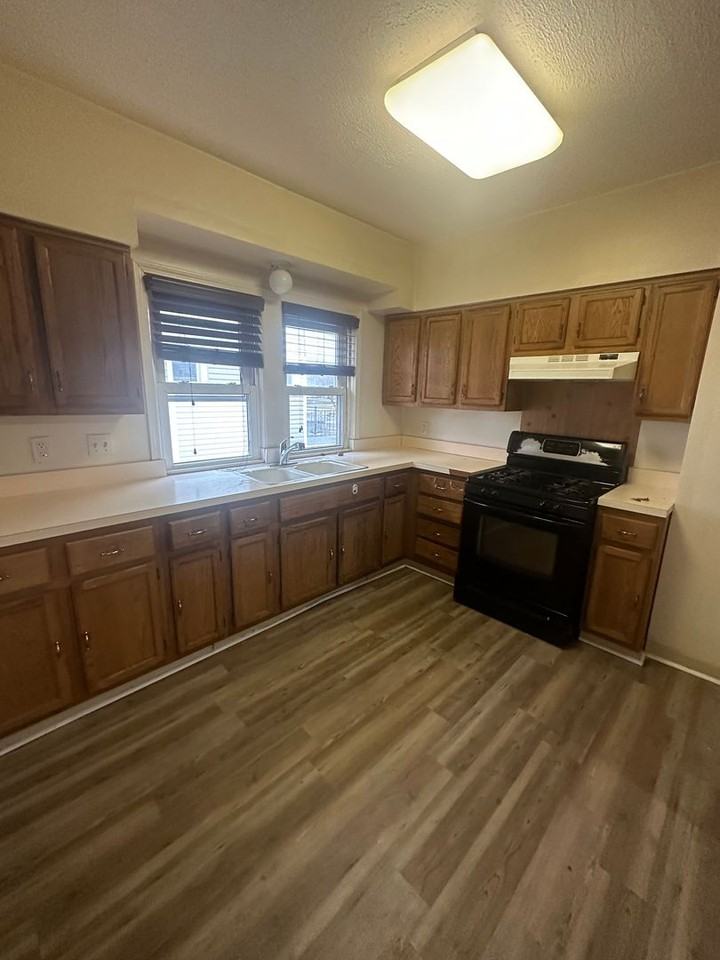 12801 Farringdon Ave - Photo 2 of 9