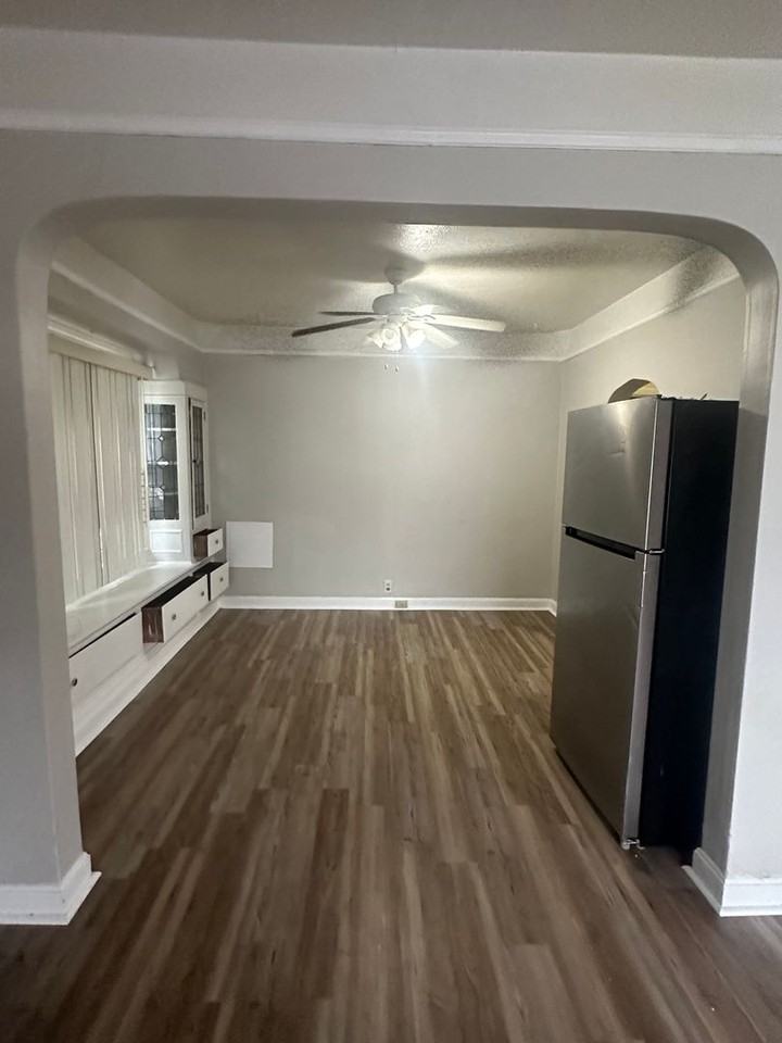 12801 Farringdon Ave - Photo 3 of 9