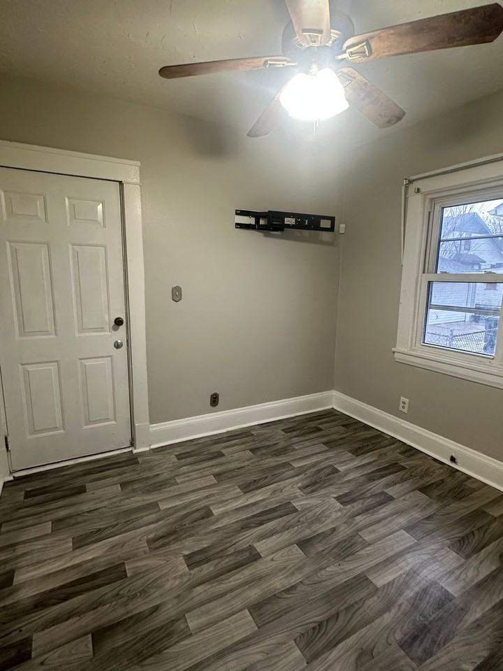 12801 Farringdon Ave - Photo 4 of 9