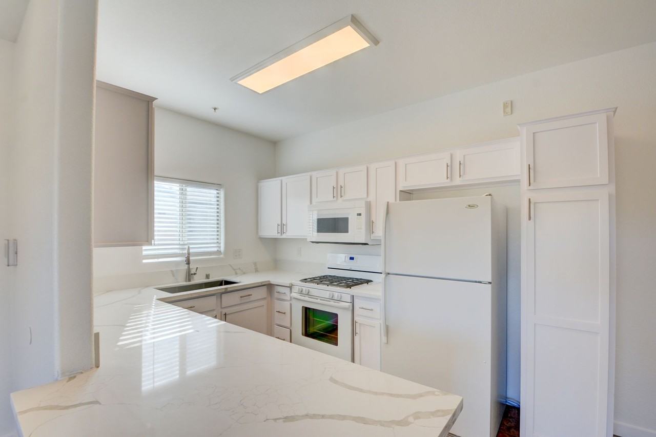 2291 W Horizon Ridge Pkwy #8243 - Photo 6 of 48